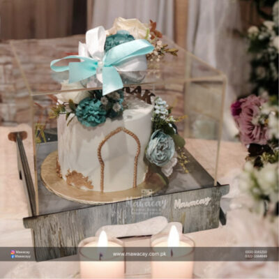 A clear acrylic cake box elegantly displaying a beautifully decorated cake, perfect for Eid and Ramadan celebrations. The box features a secure lid and a stylish design, ideal for showcasing treats during festive gatherings.